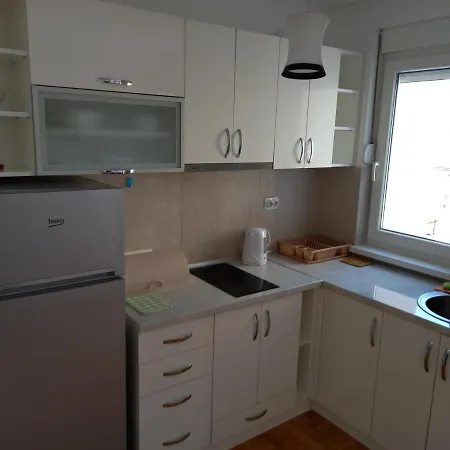 Leonora & Free Parking *